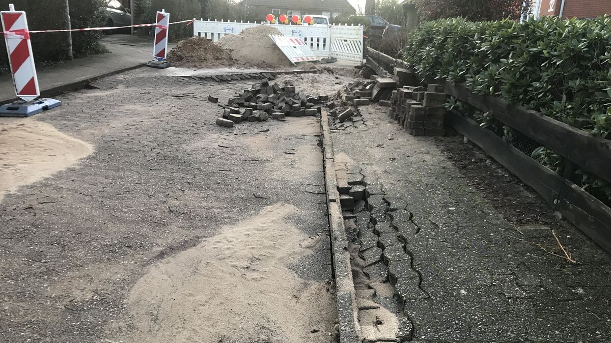 Einer von mehreren Trinkwasserrohrbrüchen im Gebiet des Wasserversorgungsverbandes Land Hadeln, hier in Altenwalde. In der Regel betrifft es die vor 60 Jahren verlegten Asbestzement-Leitungen. Sie sollen in den nächsten Jahren komplett ausgetauscht werden. Foto: Archiv/Reese-Winne