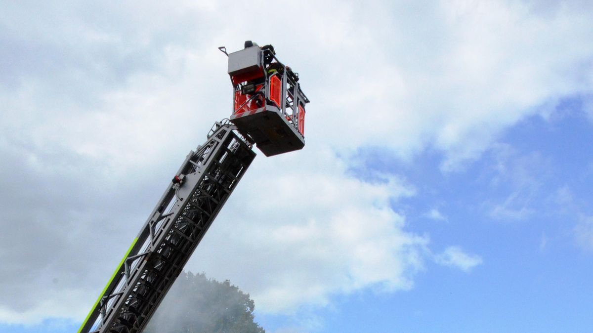 Hilfe aus Stade: Nur über die feuerwehrtechnische "Nachbarschaftshilfe" lassen sich in den drei Samtgemeinden Land Hadeln, Börde Lamstedt und Hemmoor - unser Foto zeigt einen Drehleiter-Einsatz in der Stadt Hemmoor im Jahre 2015 - bislang einige Brände unter Kontrolle bringen. Archivfoto: Schröder
