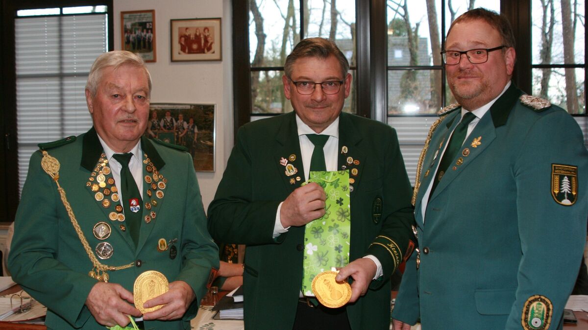 Der stellvertretende Kreispräsident Thomas Offermann (von rechts) ehrte die Teilnehmer an den Deutschen Meisterschaften Carsten Sentker und Norbert Hesse. Foto: Schiefelbein