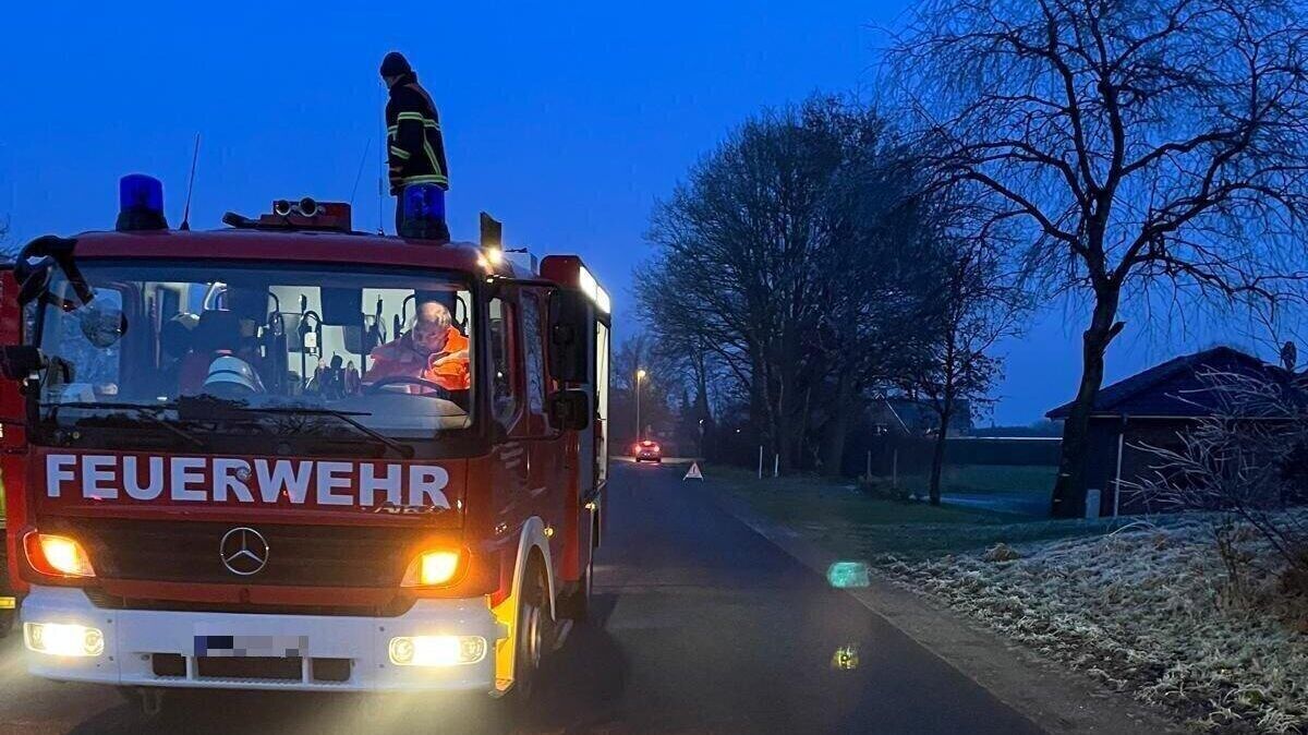 Die Feuerwehr Hollen musste circa 150 Liter Heizöl von der Straße entfernen. Foto: Lange