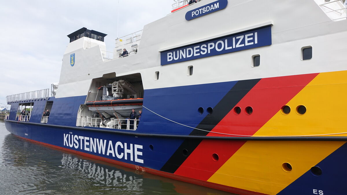 Das Einsatzschiff "BP 81 Potsdam" der Bundespolizei See fährt das Fischereischiff an. Archivfoto: Konken