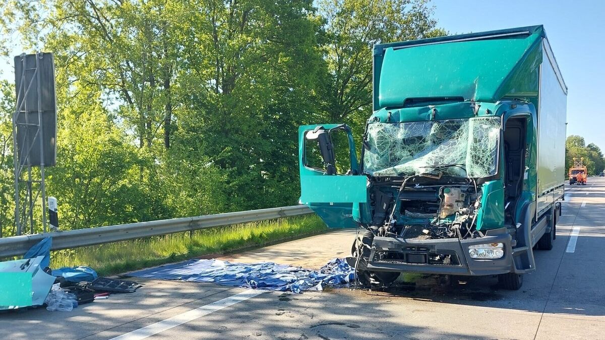Die Fahrerin wird im Lastwagen eingeklemmt. Die Feuerwehr befreit die Frau. Foto: Polizei