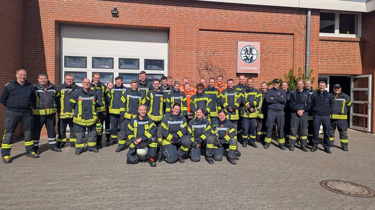 Ausbilderteam und Teilnehmer des zweiten Lehrgangs: 24 Teilnehmer dürfen sich über ihre bestandene Prüfung freuen. Foto: Lange