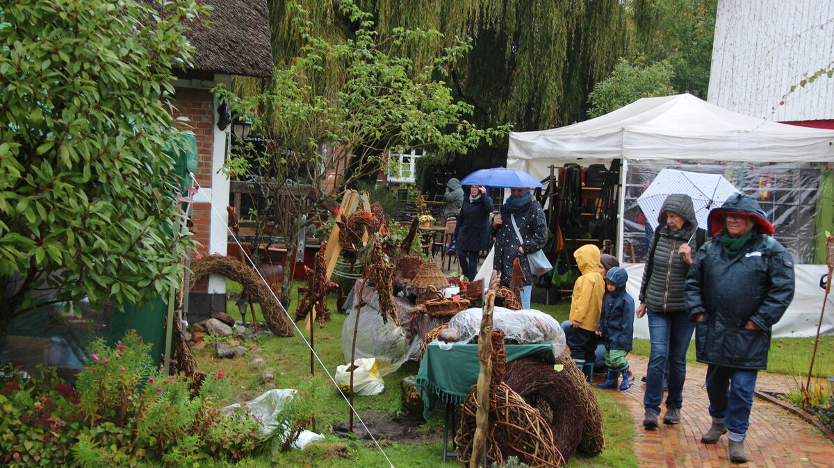 Einige Besucherinnen und Besucher sowie Aussteller trotzen den widrigen Wetterbedingungen auf dem Kunsthandwerkermarkt in Cadenberge.
