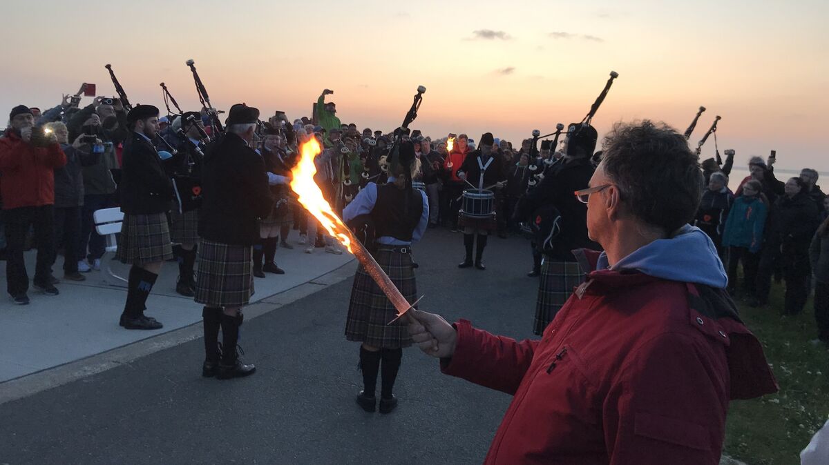 Wie im Mai 2023 beim Mare-Musikfestival sollen auch am Sonnabend Fackeln und viele andere Lichter den Deich zwischen Fährhafen und Kugelbake erhellen. Foto: Reese-Winne