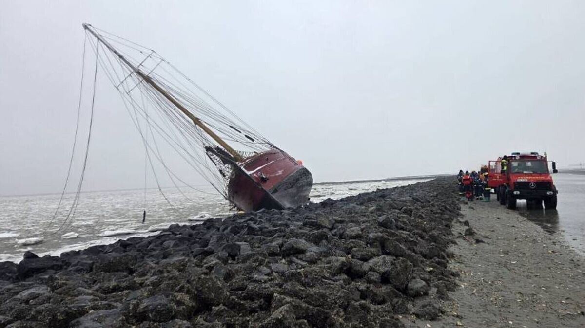 Feuerwehr, THW, NLWKN und Kurverwaltung waren am Freitag beim Havaristen „Ethel von Brixham“ am Leitdamm, um einen Teil des Treibstoffes aus den Tanks abzupumpen. Foto: Freiwillige  Feuerwehr  Duhnen-Stickenbüttel