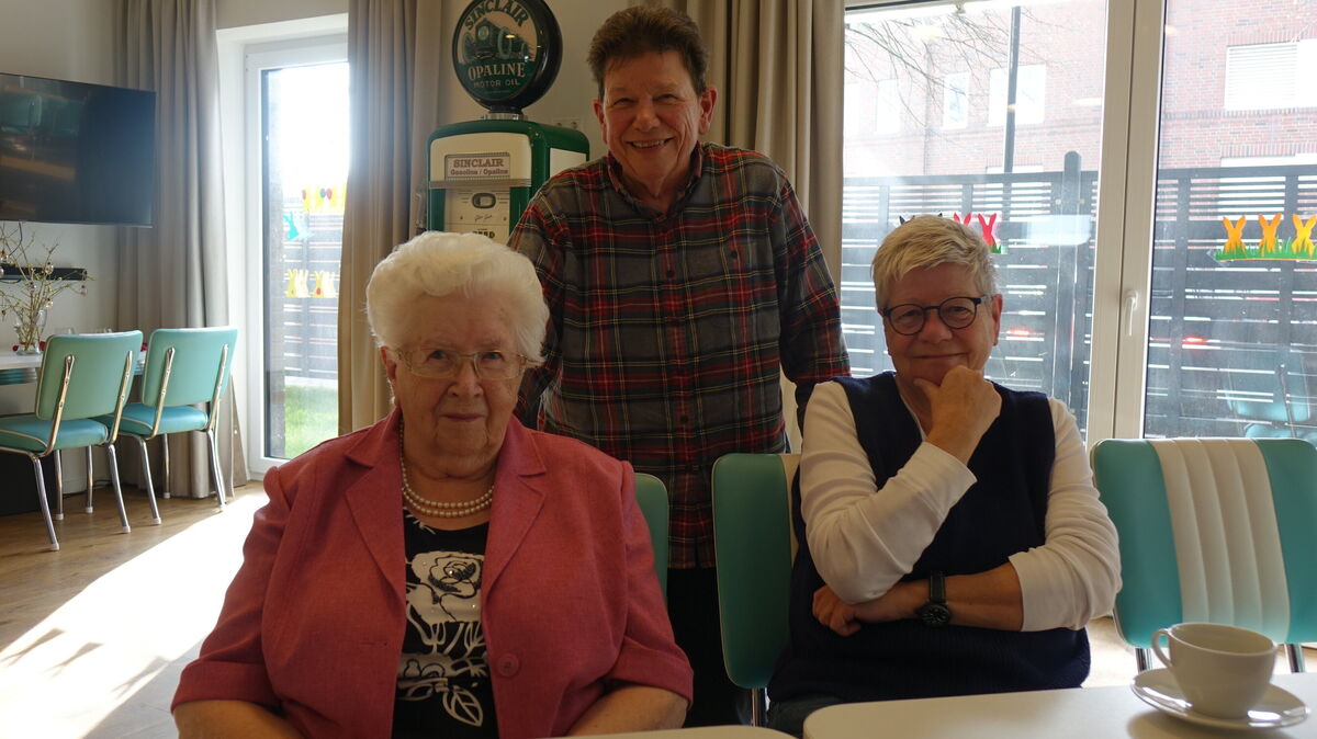 Die 100-Jährige Mathilde Winkelmann mit ihrer Schwiegertochter Elisabeth Rautschka und Tochter Corinna Winkelmann. Foto: Werder