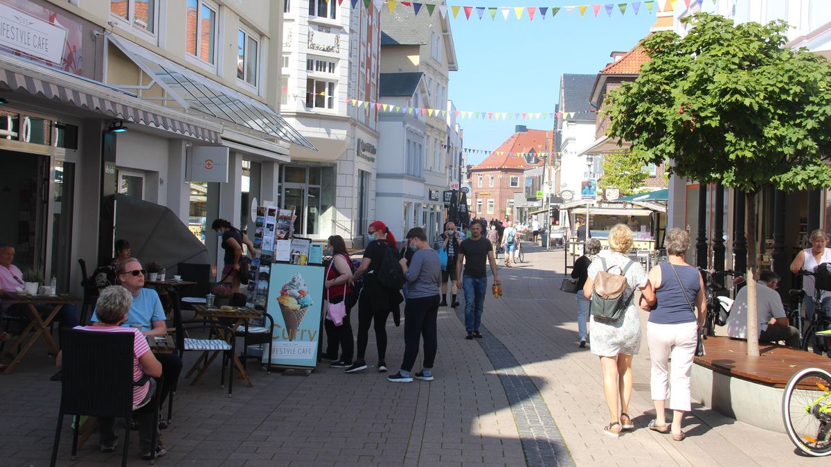 Auch die Innenstadt Cuxhavens soll aus dem Soforthilfeprogramm kurzfristig aufgewertet werden. Es soll zum Beispiel mehr Kultur geben. Die Stadt will mit der bewilligten Fördermillion verschiedene Projekte bis Anfang 2023 umsetzen. Gleiches gilt für Hemmoor und Otterndorf. Foto: Kramp
