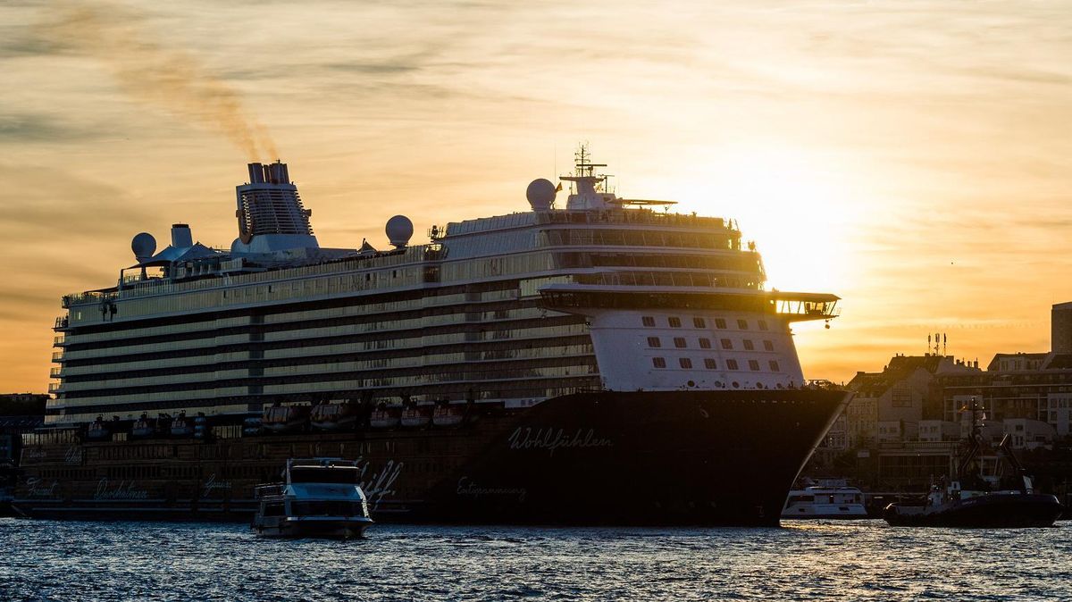Das Kreuzfahrtschiff "Mein Schiff 6" - hier auf einem älteren Foto in Hamburg zu sehen - legt entgegen des ursprünglichen Plans am Dienstag nicht in Cuxhaven an. Foto: Gateau/dpa