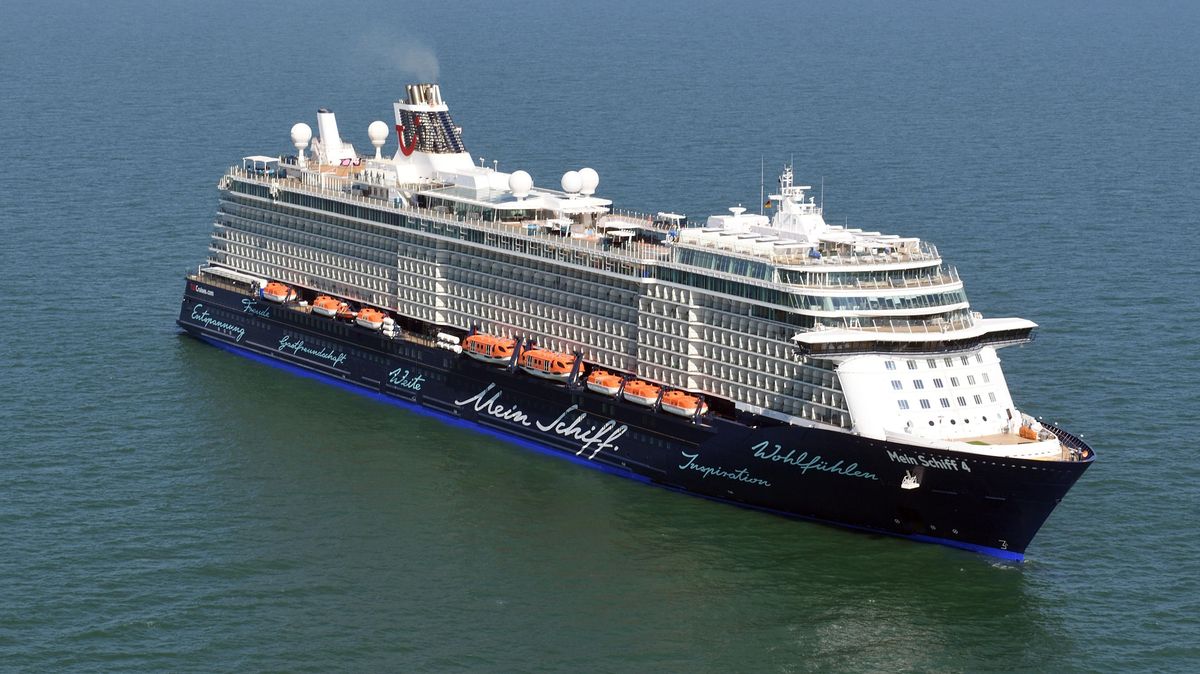 Schluss mit Reede: Auch die "Mein Schiff 4" soll wieder in See stechen. Foto: Scheer