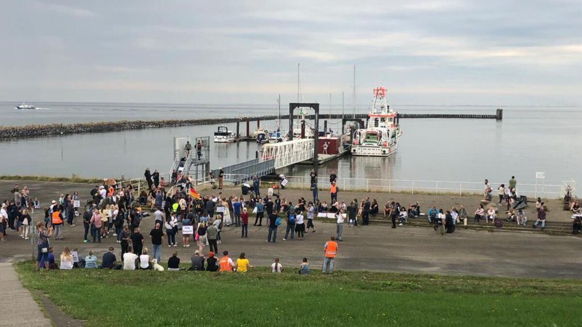Nicht nur auf dem Kaemmererplatz, sondern auch im Fährhafen kam es zur Kundgebung der Impf- und Maskengegner. Foto: Kramp