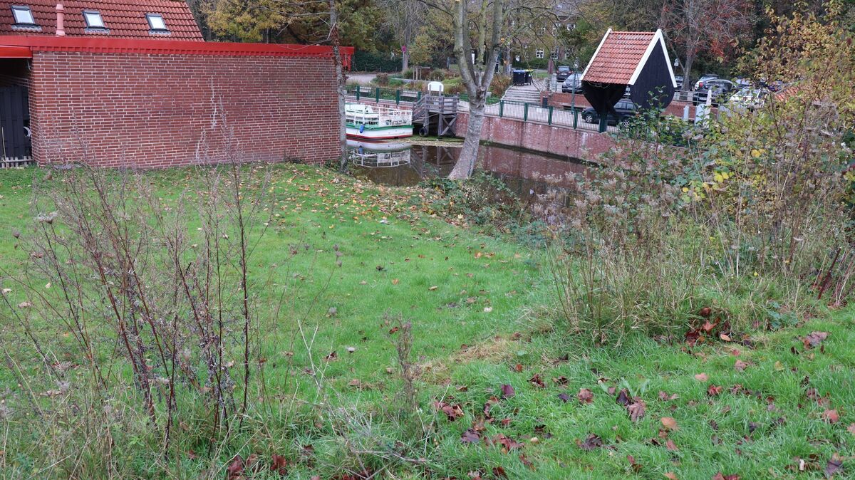 Die jahrelang ungenutzte Grünfläche an der Medembrücke in Otterndorf soll zu einem Mini-Park umgestaltet werden – mit Sitzmöglichkeiten und einer Unterstellhütte. Foto: Mangels