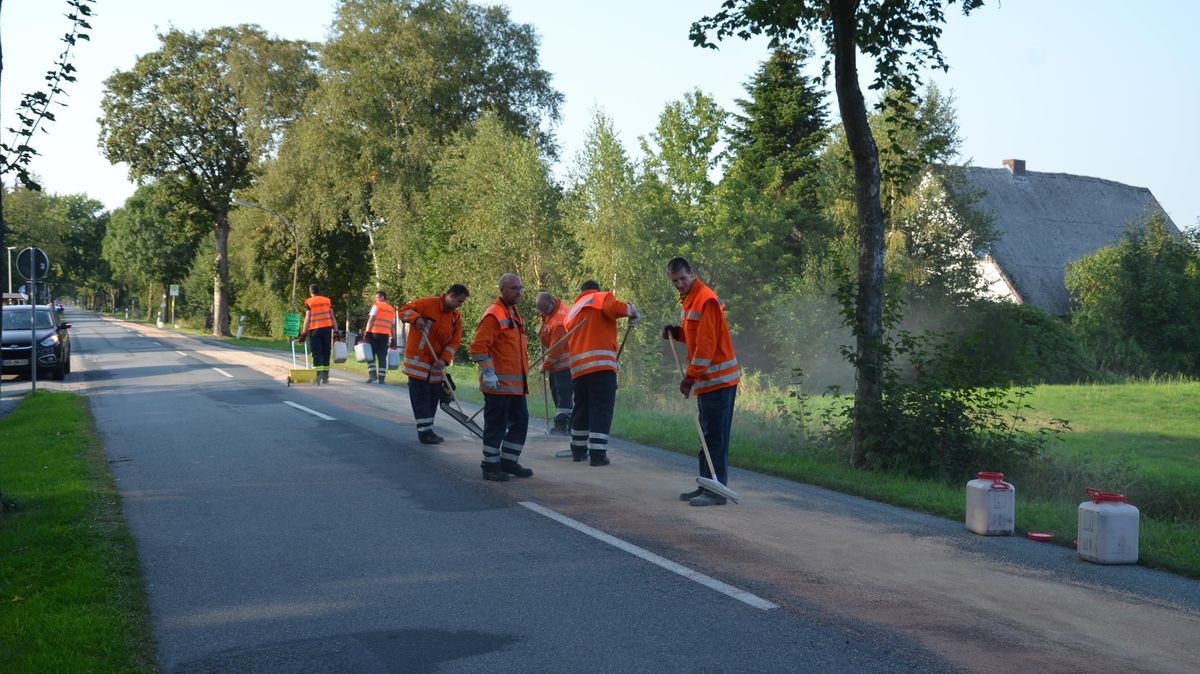 Eine drei Kilometer lange Ölspur im Kreis Cuxhaven hat zu einer rund zwei Stunden langen halbseitigen Straßensperrung bei Osten geführt. Foto: Lange