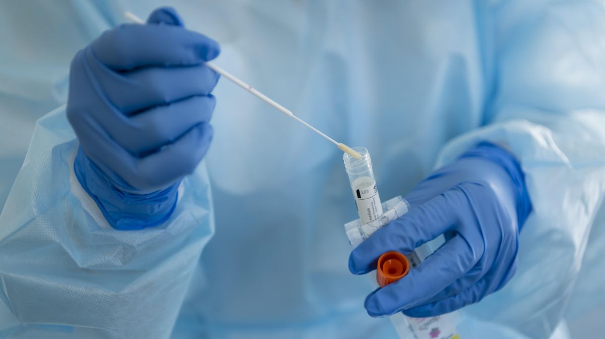 Eine Krankenschwester verarbeitet einen Behälter mit einer Probe mit einem Nasenabstrich eines Patienten, der auf das neuartige Coronavirus getestet wird. Bei einem Mann aus Geestland war ein solcher Test positiv. Symbolfoto: Jean-Christophe Bott/KEYSTONE/dpa