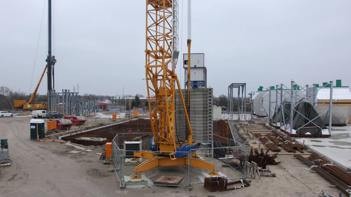 Im Bereich der Fundamente und Keller darf das geplante Holzheizkraftwerk an der Neufelder Straße weitergebaut werden. Foto: Sassen