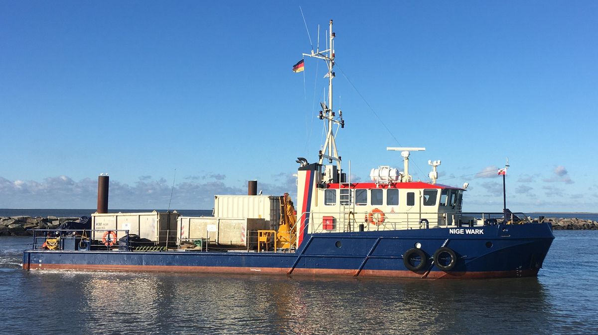 Die neue "Nige Wark" ist 25 Meter lang und sieben Meter breit. Das Besondere an dem Inselversorger ist der Tiefgang von nur 90 Zentimeter. Früher war er für die Mittelplate-Bohrinsel im Einsatz. Foto: HPA
