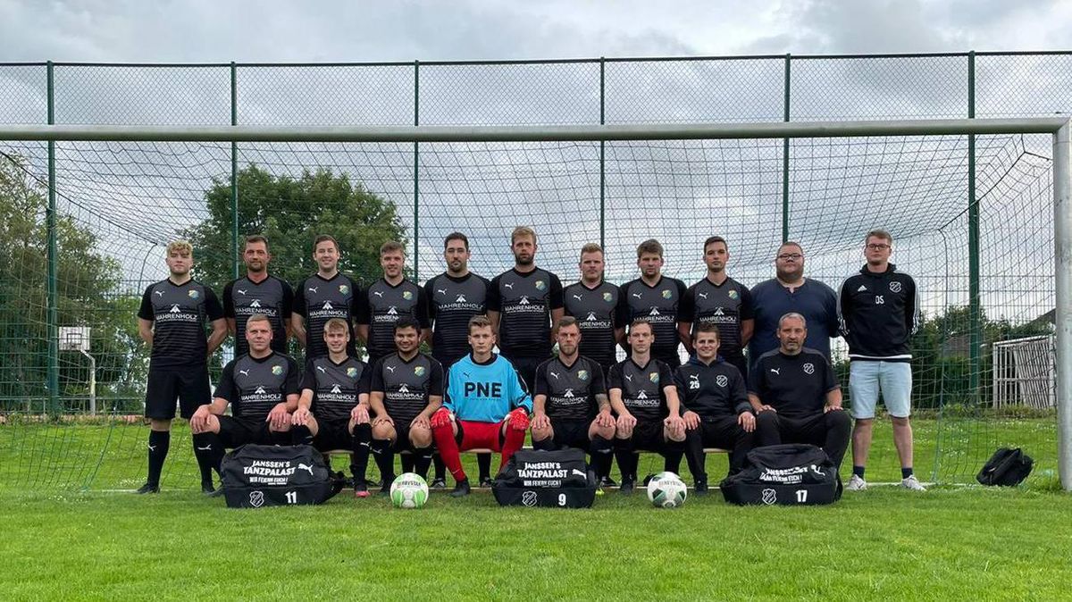 Die Mannschaft des FC Wanna/Lüdingworth (v.l.): Lasse Tiedemann, Jens Bochmann, Rune Santjer, Alexander Kuhl, Marco Hamcke, Karsten Weihe, Manuel Klee, Leo Schwanemann, Jonas Schoepke, Nico Paulsen, Ole Speetz. Sitzend v.l.: Joel Müller, Bjarne Offermann, Hector Michaelsen, Moritz Fach, Dennis Schnoor, Oliver Pototzki, Dennis Seipke, Trainer Holger Marx.