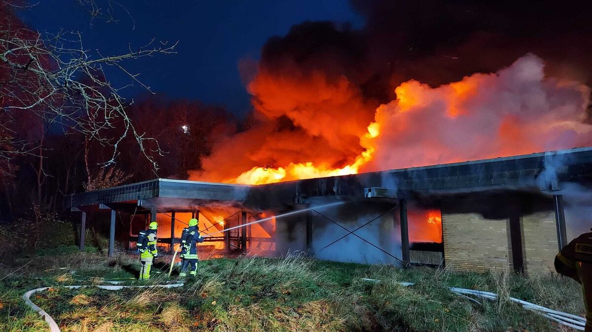 Die Feuerwehrleute bekämpfen am Brandmorgen die Flammen. Foto: Fischer