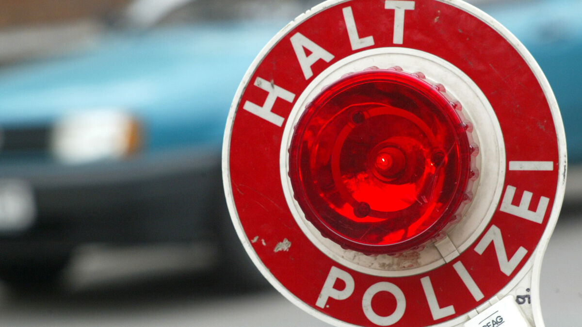Die Polizei zieht den jungen Autofahrer aus dem Verkehr. Symbolfoto: picture-alliance/dpa