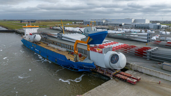 Verschiffung der ersten 14-Megawatt-Turbinen aus dem Siemens-Gamesa-Werk in Cuxhaven