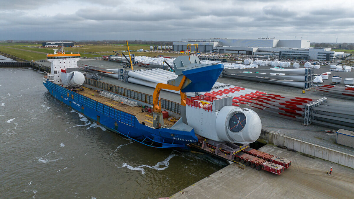 Die erste 14-Megawatt-Turbine aus dem Siemens Gamesa Werk in Cuxhaven wird auf das Schiff "Rotra Vente" verladen. Foto: Ulrich Wirrwa