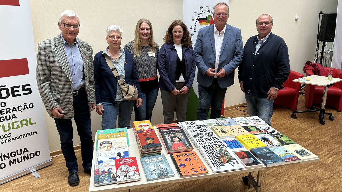 50 Bücher in portugiesischer Sprache als Geschenk für die Stadtbibliothek sorgten für Freude bei (v.l.) Schatzmeister Günter Schramm, der 2. Vorsitzenden Karin Cordes Nadia Niemann (Stadtbibliothek), Botschaftsattachée Fátima Silva, Oberbürgermeister Uwe Santjer und dem 1. Vorsitzenden Alfredo Stoffel. Foto: Reese-Winne