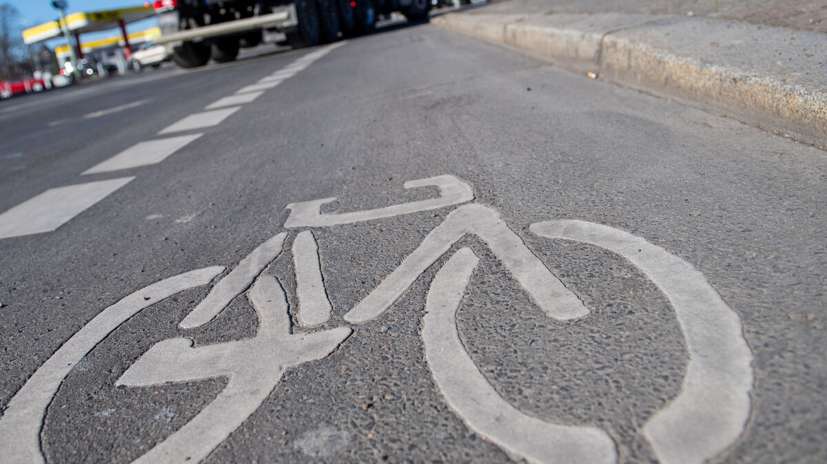 Die Polizei Cuxhaven berichtet, dass der Radfahrer bei dem Zusammenstoß schwere, aber nicht lebensbedrohliche Verletzungen erlitt. Foto: Zacharie Scheurer /dpa