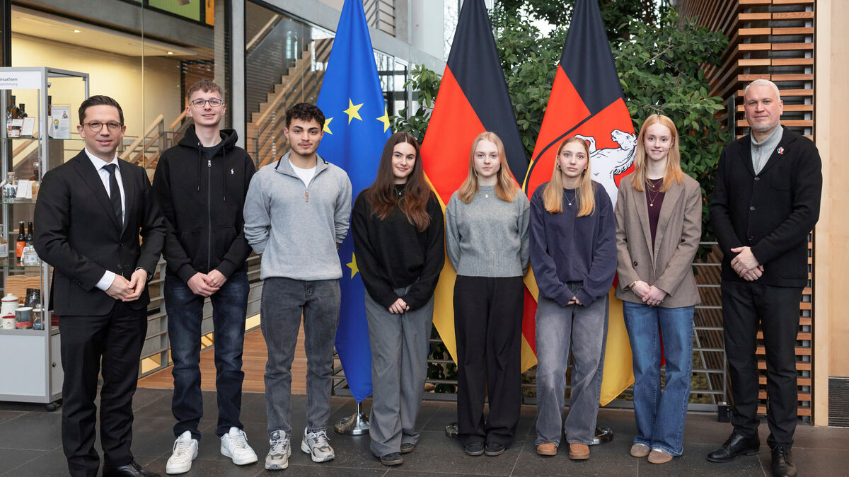 In Berlin: v.l. Minister Falko Mohrs, Erik Mesecke, Mohamed Alahmed, Anna Strate, Laurien Wieczorek, Emma Pauline Heilemann, Sophia Wesjohann, Organisator Marten Grimke. Foto: Niedersächsische Landesvertretung/ Dirk Michael Deckbar