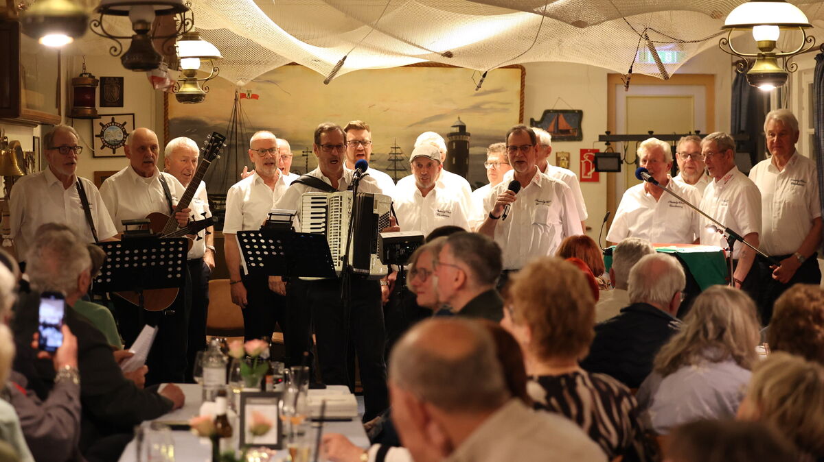 Der Shanty Chor Cuxhaven sorgte im Alten Fischereihafen für die musikalische Unterhaltung zugunsten eines Brunnenprojekts in Burkina Faso. Foto: Larschow