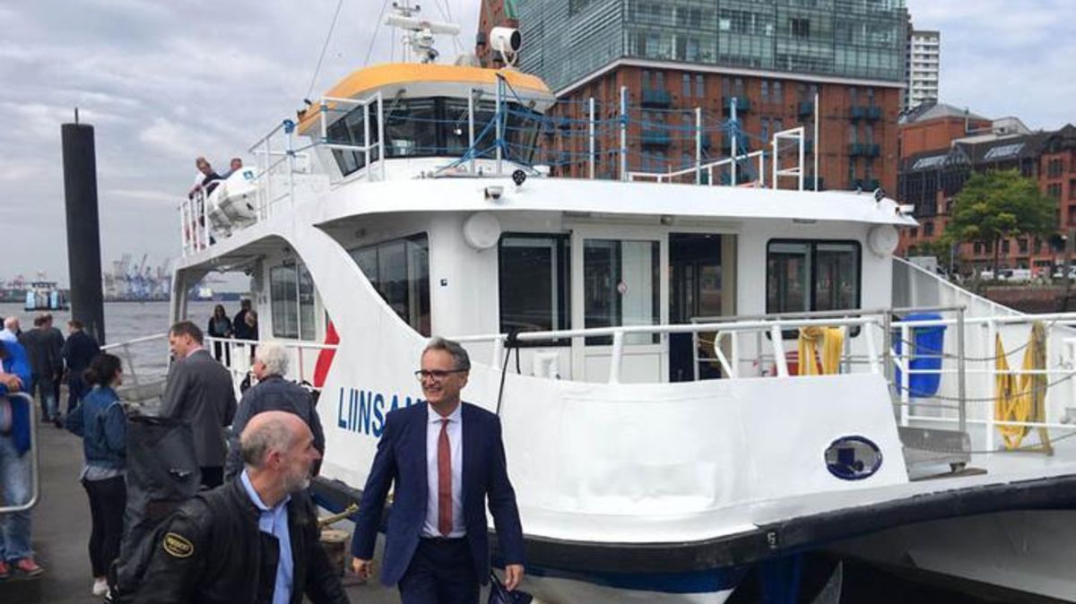 Die Liinsand landet am Fischmarkt in Altona an. Von Bord geht Hamburgs Staatsrat Andreas Rieckhof (SPD). Foto: Strüning