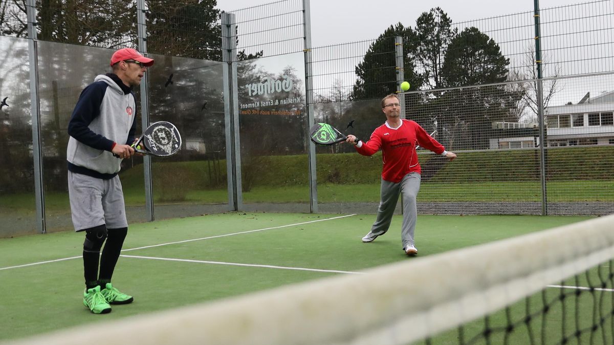 CN/NEZ-Sportredakteur Frank Lütt (r.) bildete mit Jan Kraßmann ein Doppel. Hier versucht sich der Anfänger an einem Volleyschlag. Während Lütts Vorhandschläge meistens über das Netz gingen, waren die Aktionen mit der Rückhand häufiger nicht so erfolgreich. Fotos: Unruh