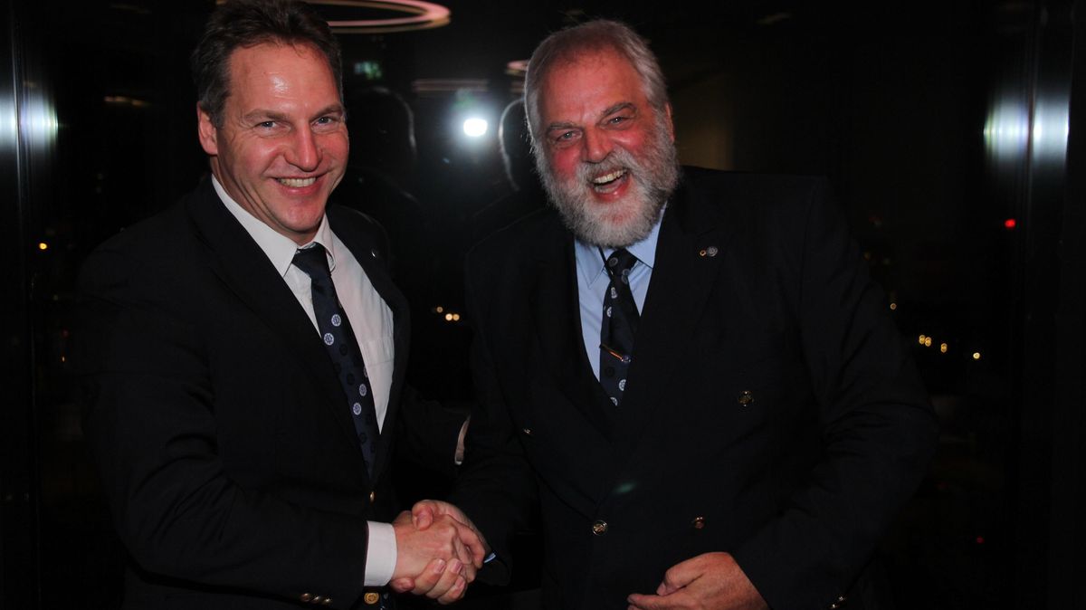 Rollentausch beim Nautischen Verein Cuxhaven: Kapitän Arne Ehlers hat am Montag das Ruder übernommen, Kapitän Ralf Gütlein schlüpft als Stellvertreter in die Rolle des "Ersten Offiziers". Foto: Sassen