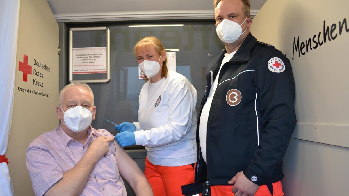 Der letzte Piks: Harald Sommerfeld, Vorsitzender des Seniorenbeirats, lässt sich von der DRK-Mitarbeitern Astrid Prill impfen. Rechts Jens Krummel vom DRK-Team. Foto: Hansen