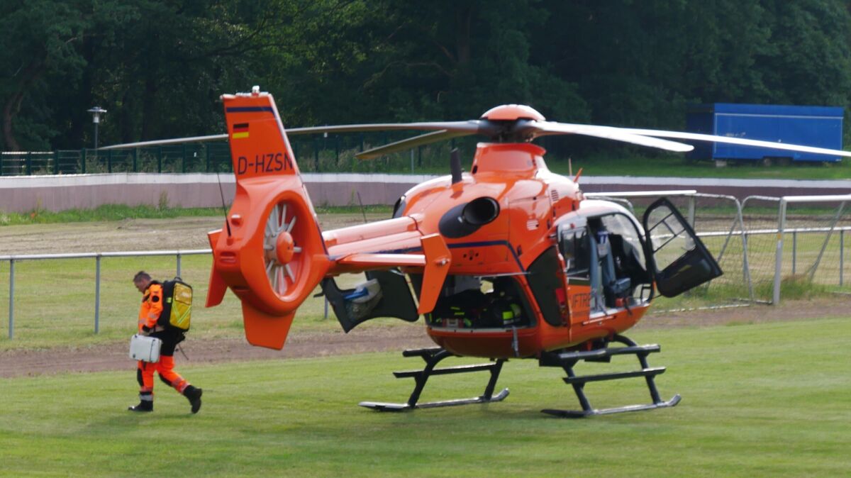 Per Rettungsubschrauber wurde die scherstverletzte Frau in eine Klinik gebracht. Inzwischen soll nach Angaben der Polizei keine Lebensgefahr mehr bestehen. Foto: Lange