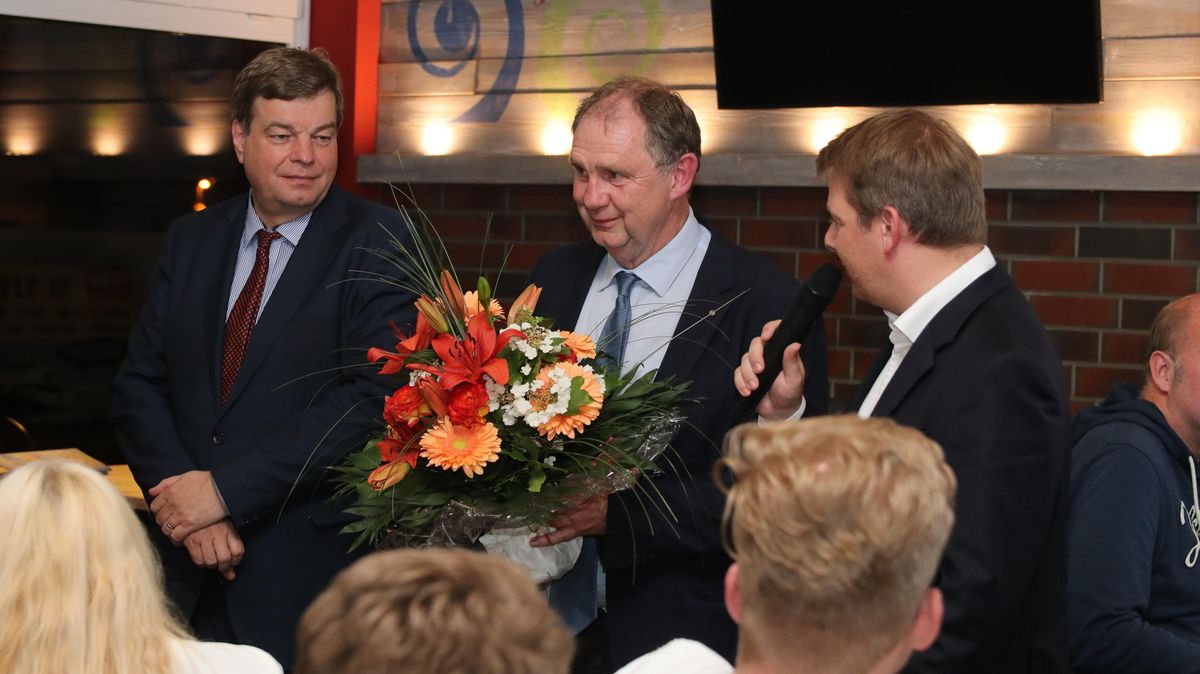 Enak Ferlemann (links) und Thiemo Röhler (r.) bedanken sich bei Harald Zahrte (Mitte) für seinen engagierten Wahlkampf in Cuxhaven. Foto: Koppe
