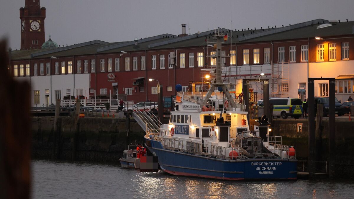 Mit dem kleinen Beiboot (links neben dem Wasserschutzpolizeiboot "Bürgermeister Weichmann") wurde die Leiche am Mittwochnachmittag an Land gebracht. Foto: Larschow