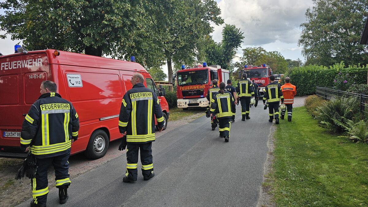 Die Einsatzkräfte der Feuerwehren Althemmoor, Westersode und Warstade rücken nach der Suche des vermeintlichen Feuers nach einer halben Stunde wieder ein. Foto: Lange