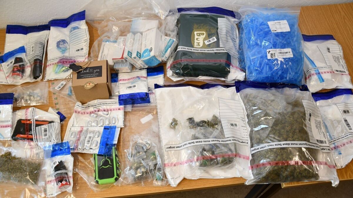 Sichergestellte Beweismittel: Bargeld, Handys und verschiedenste Drogen nahm die Polizei in Verwahrung. Foto: Polizei Stade