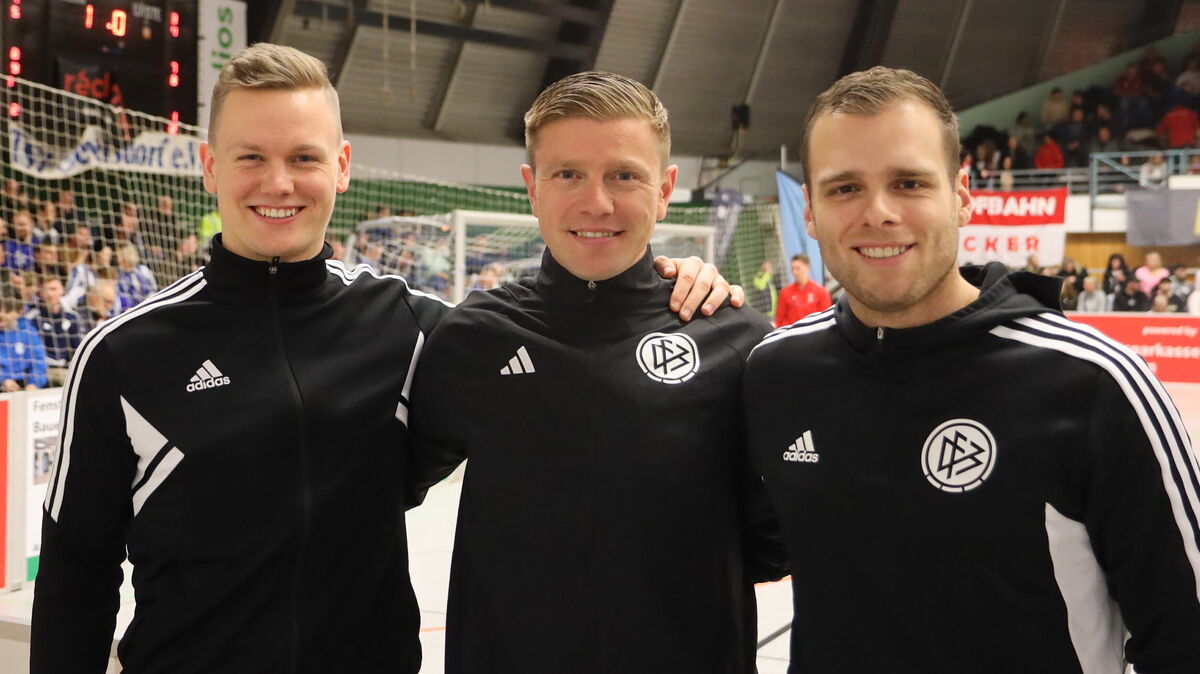Beim Masters-Cup in Cuxhaven durfte Mika Jungclaus (l.) schon Profiluft schnuppern: An der Seite von Bundesliga-Schiedsrichter Robert Schröder und Drittliga-Schiri Marco Scharf (r.) leitete er die Partien. Seit dieser Saison ist Jungclaus selbst als Schiedsrichter-Assistent in die 3. Liga aufgestiegen. Foto: Unruh