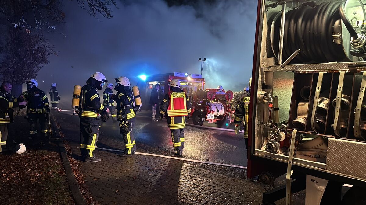 Mehrere Feuerwehren sind bei dem Brand im Osterende in Kehdingbruch vor Ort. Foto: Feuerwehr