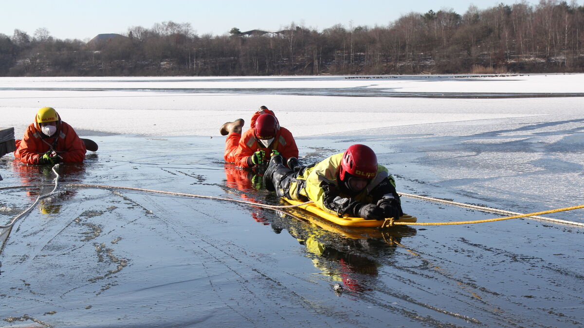 Es kann ganz schnell gehen, und schon ist man im Eis eingebrochen. Sich selbst zu retten, ist meist schwierig. Foto: Reese-Winne