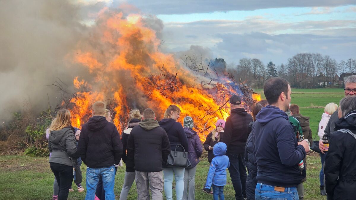 Besonders die Kinder standen unter Aufsicht der Erwachsenen beim Entzünden des Osterfeuers am Ostersonntag im Hemmoorer Stadtteil Basbeck in der vorderen Reihe. Foto: Lange