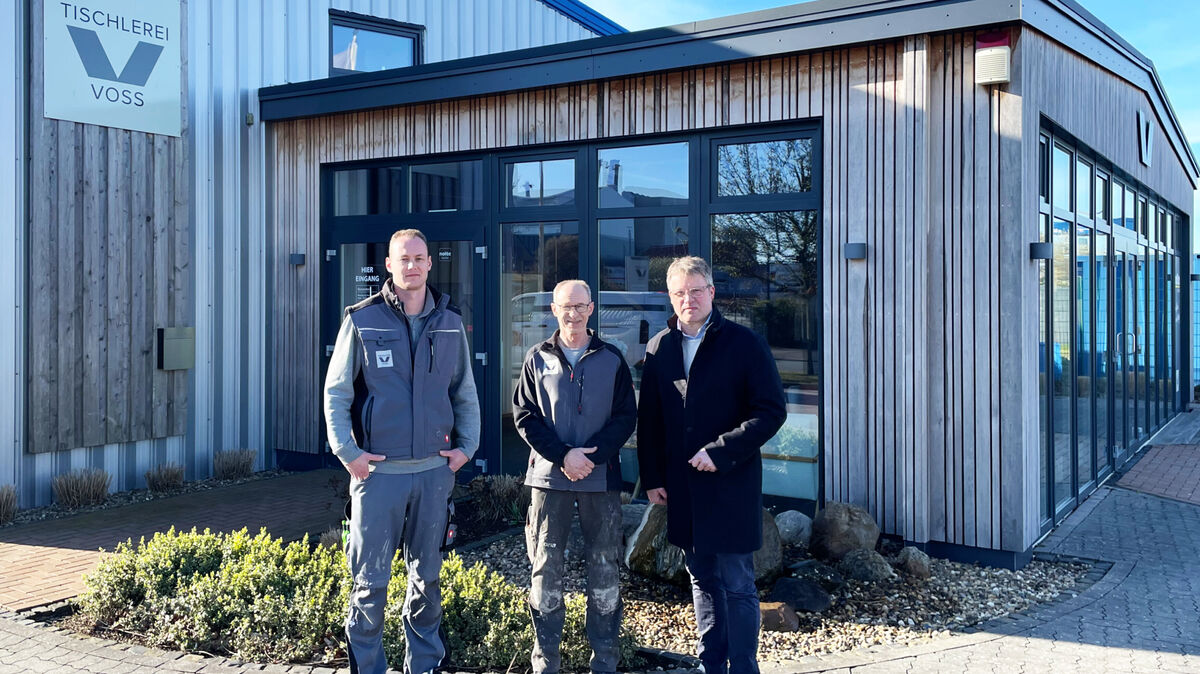 Von links Tischlermeister Thies Janke, Parkettlegermeister Heiko Böger und Geschäftsführer Olaf Schiller Foto: Voss