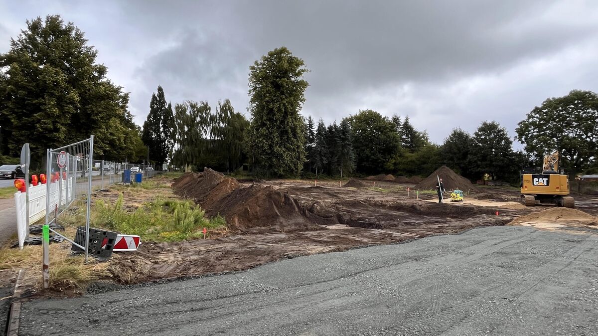 Auf dem Grundstück des ehemaligen Bauernhofs Fickbohm hat die Einrichtung der Baustelle begonnen. Hier soll wertvoller Wohnraum entstehen. Foto: Reese-Winne