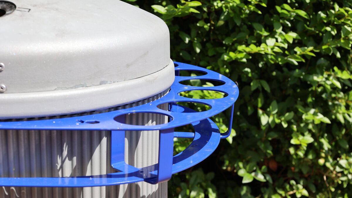 Das Prinzip ist einfach: Wer eine leere Flasche oder Dose nicht selbst zurückgeben möchte, kann sie in den dafür vorgesehenen Ring stellen, anstatt sie in den Straßenpapierkorb zu werfen. Foto: Stadt Cuxhaven