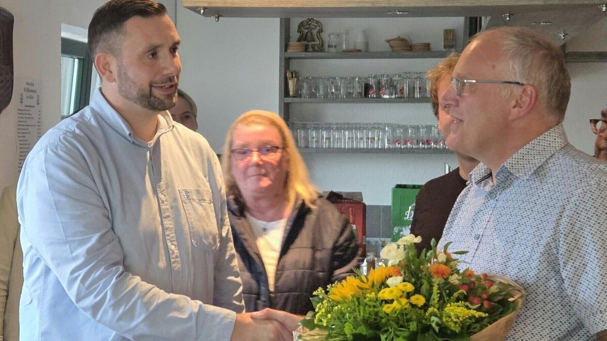 Der Vorgänger und sein Nachfolger: Der amtierende Amtsinhaber Jan Tiedemann (r.) gratuliert seinem Nachfolger als Rathauschef in der Samtgemeinde Hemmoor zu dessen deutlichem Erfolg bei der Direktwahl. Foto: Brettschneider
