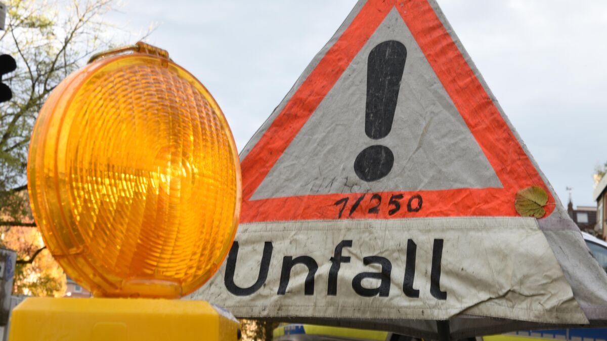 Vor der Schleuse in Brunsbüttel ist ein Containerschiff vom Kurs abgekommen. Dabei rammte der Frachter einen Bagger. Symbolfoto: Patrick Seeger/dpa