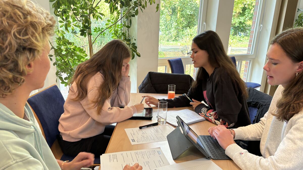 Jette Schmitz, Fayola Pintoribeio und Rieke Schedla (v.r.) arbeiten engagiert an ihren nachhaltigen Projektideen unter Aufsicht von Elke Freimuth (l.). Foto: Grell