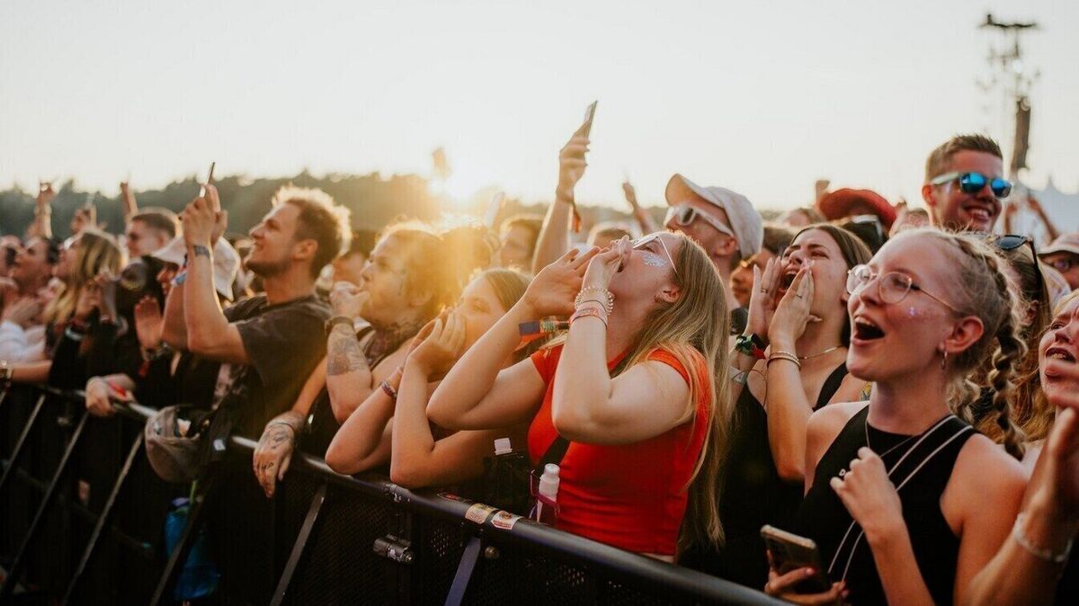 Zu einem gelungenen Festival gehört auch die gute Stimmung. Kein Wunder, dass viele Fans einen Witz zu erzählen haben. Foto: Deichbrand/Robin Schmiedebach