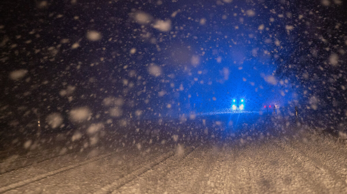 Ein 65-jähriger Lkw-Fahrer kam auf der A27 an der Anschlussstelle Uthlede von der Fahrbahn ab. Er verstarb später im Krankenhaus. Foto: Bernd Weißbrod/dpa